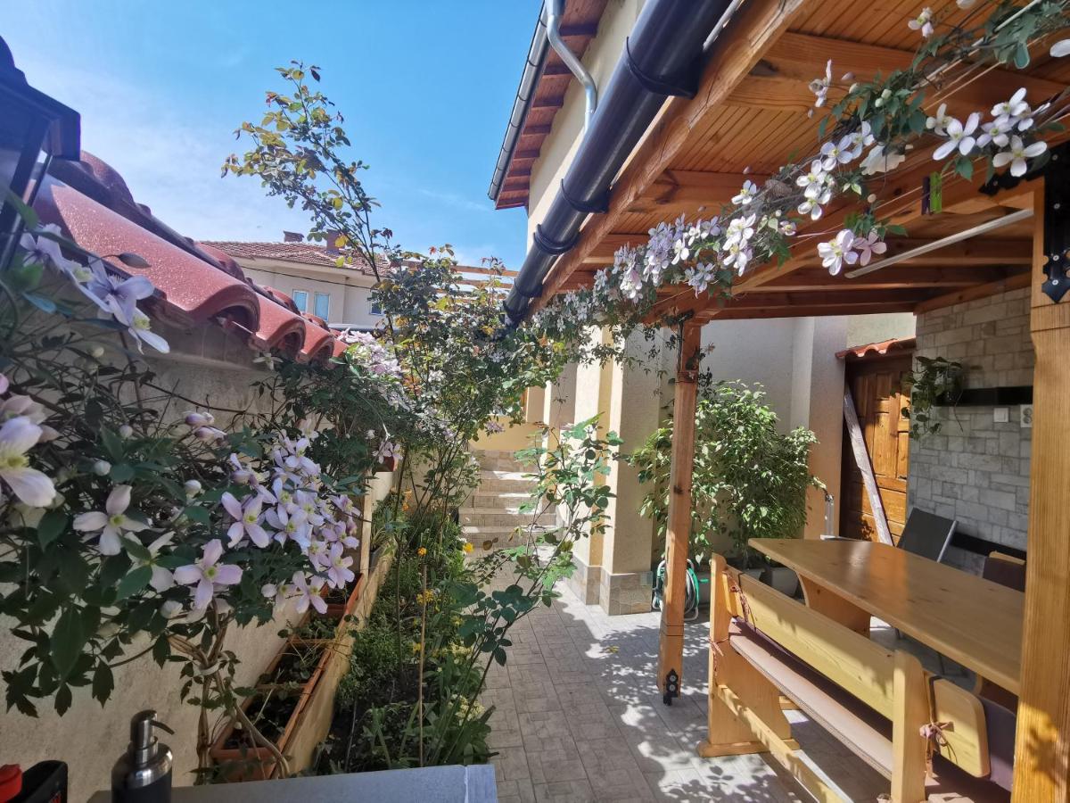 Rose Valley Guest House คาซานลัก ภายนอก รูปภาพ